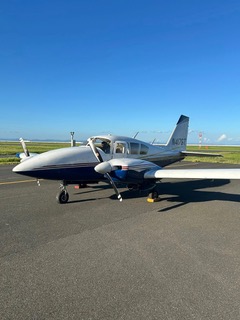 Neel Aviation crew preparing a twin-engine aircraft (双発機) for export to Japan